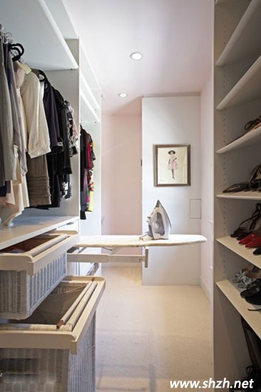 臥室狹長(zhǎng)一字型衣帽間