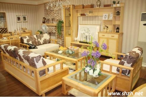 簡潔大方舒適的實木與布藝結(jié)合沙發(fā)