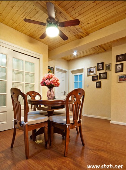 實木打造的餐廳區(qū)域