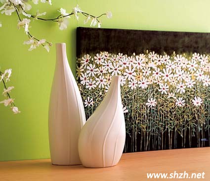   回歸自然在近幾年的裝修設(shè)計(jì)中被賦予新觀念，綠色是最能代表大自然的顏色，更是夏日盎然氣息的重要點(diǎn)綴，以具有高亮度與彩度的嫩綠色系居家用品為擺設(shè)，整體視覺如同送走寒冷的冬季，迎接大地充滿生生不息的朝氣，讓整個(gè)空間充滿愉悅感。  造型獨(dú)特的雙腳椅，以高密度泡棉材質(zhì)打造一體成行，無接縫而富有彈性的特色座椅。  系統(tǒng)櫥柜運(yùn)用大地綠色背板，讓居家整體營造出自然休閑風(fēng)的感覺，并利用深淺色澤傳達(dá)居家生活的層次與質(zhì)感。  戶外生活是現(xiàn)代人不可或缺的心靈要素，透過充滿大自然綠意的戶外家具，讓居家的戶外或某個(gè)角落都有戶外生活的休閑情調(diào)。  在居家空間中換上季節(jié)色彩其實(shí)無需大費(fèi)周章，例如一個(gè)雅樸陶瓷花器再點(diǎn)綴翠綠的墻面，讓空間協(xié)調(diào)而充滿自然氣息。  以白色墻面，灰色地板為基調(diào)的居家空間，讓整體主調(diào)落在綠色的縐摺沙發(fā)，大器不失質(zhì)感。   在如此附有朝氣的居家空間內(nèi)，人的心情也無形的變得更加美好。對待學(xué)習(xí)和工作也會(huì)更加有熱情。 